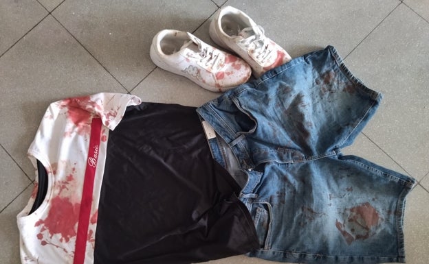 La ropa ensangrentada del hombre soldado.