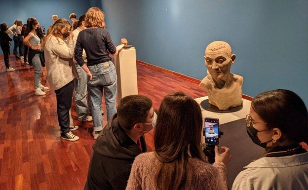 Los alumnos del IES Conselleria fotografían las esculturas expuestas en el museo Casa Benlliure