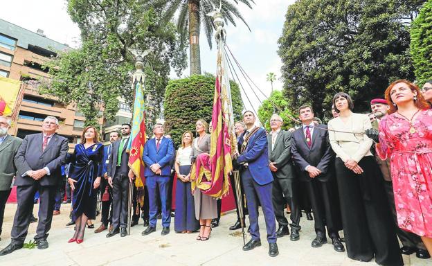 Miembros de las instituciones en la planta baja.