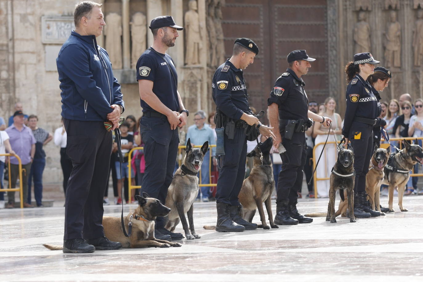 Fotos Exhibición de unidades caninas de policías y bomberos en la