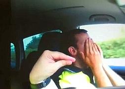 Imagen del policía tapándose la cara. / Youtube/