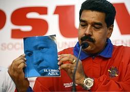 Nicolás Maduro muestra un libro de Hugo Chávez. / Leo Ramírez (Afp)/