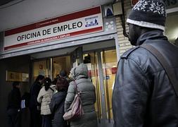 Personas haciendo cola en una oficina del INEM. / Archivo/
