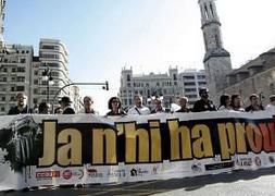 Miles de personas secundan la marcha de Acció Cultural