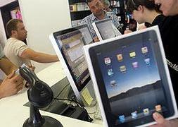 El iPad, prácticamente agotado en su primera hora en las tiendas