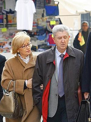 Vicente Sanz llega a los juzgados acompañado de su mujer. / Irene Marsilla/