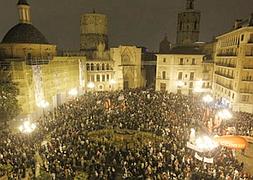 La manifestación a su llegada a la plaza de la Virgen. /Jesús Signes/