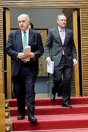 El portavoz del grupo popular y exconseller de Solidaridad, Rafael Blasco y el president de la Generalitat, Alberto Fabra entran ene l hemiciclo. / EFE/