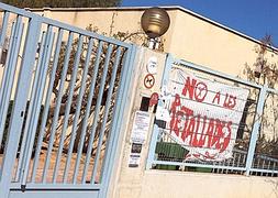 Entrada del colegio Virgen del Carmen de L'Eliana, uno de los centros donde suena la canción. / J.A.M./