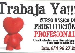 Una prostituta espera clientes en la calle. :: REUTERS/