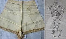 Subastan las bragas de Isabel II