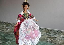 Barbie ataviada con uno de los trajes realizados por la coleccionista Carmen Ortí./ LP/