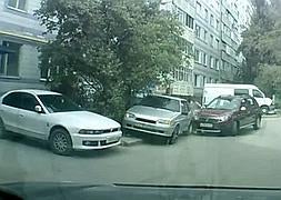 Atropella a la amiga que le ayudaba a aparcar, choca contra un coche y se da a la fuga