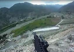 El soldado descubre fuego enemigo y responde. / Youtube/