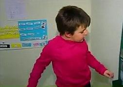 Un pequeño recibe ayuda en un centro especializado. / ATLAS/