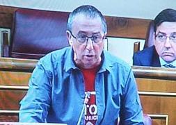 Baldoví, tras quitarse la chaqueta y desabotonarse la camisa. / LP/