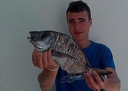El joven fallecido Álex Gómez Parejo muestra una de sus capturas. / LP/
