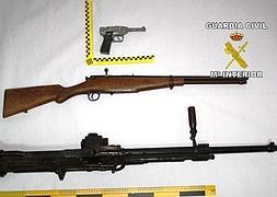 Algunas de las armas intervenidas al detenido. / Guardia Civil/