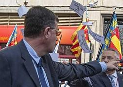 El portavoz de Compromís en Les Corts, Enric Morera (izqda), es increpado por varios miembros del Grup d'Acció Valencianista (GAV), acusándole de catalanista, durante la procesión cívica en el Día de la Comunitat Valenciana. EFE/