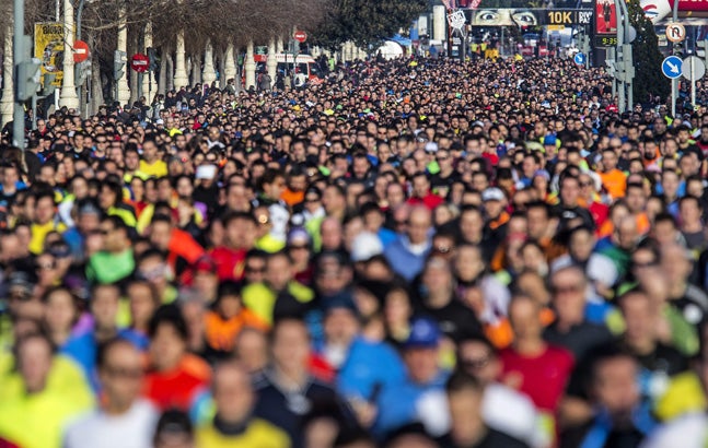 Diez mil corredores han tomado la salida esta mañana en el paseo de la Alameda de Valencia. / EFE/