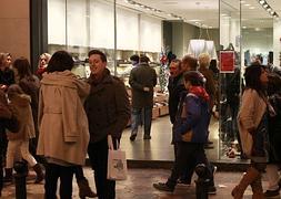 Comercios del centro de Valencia abiertos en un día festivo. / J. Monzó/
