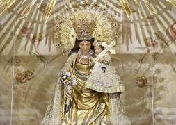 La Virgen de los Desamparados, restaurada en su camerín ante de la 'descoberta'. / V. Gutiérrez / AVAN/