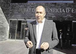 Alejandro Soler, a la salida de los juzgados de Elche. | D. M./