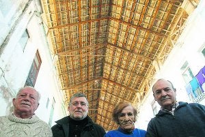 El pescador Ricardo Ferrer (i); Joan Bosch, bisnieto de J. Bautista Gosálvez; la pescadora Josefa Fosati y su hijo José Nicolau. :: DAMIÁN TORRES/