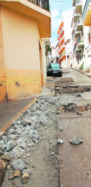 Aspecto que presentaba ayer el carrer Roques. ::
L. RONDA/
