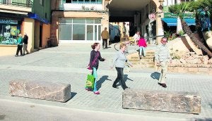 Los bloques de mármol que cierran el acceso a la calle Pio X de Aduanas. ::
LUCÍA RONDA/