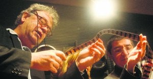 A la izquierda, José Luis Berlanga, hijo del cineasta valenciano, y a la derecha, Ignacio Lahoz, jefe de Conservación del IVAC. ::
JUANJO MONZÓ/