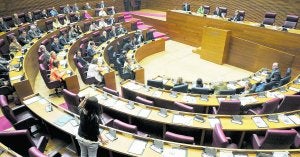 Mireia Mollà interviene en el hemiciclo de Les Corts ante los diputados del PP valenciano. ::
EFE/KAI FÖRSTERLING/