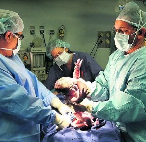 Un ginecólogo atiende un parto por cesárea en un hospital de Alicante. ::
/ ALEX DOMÍNGUEZ/
