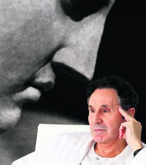 Federico Pérez antes de la entrevista en su clínica de Alicante. ::
ÁLEX DOMÍNGUEZ/