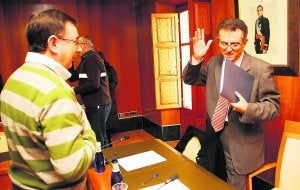 El líder del PP, Juan Moragues, ante el alcalde del Bloc, Eduardo Monfort, tras un pleno celebrado en enero de 2009. ::
JOSÉ IGLESIAS/