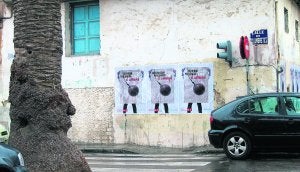 Algunos de los carteles, ya retirados, en las inmediaciones de la calle San Pedro. ::
LP/