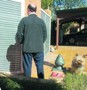 La víctima, ayer, junto a su perro, en la casa en la que fue asaltado junto a sus hijos. :: J. A. MARRAHÍ/
