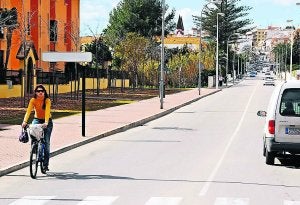 Una ciclista por la avenida Juan Carlos I de Xàbia. ::
JOSÉ IGLESIAS/