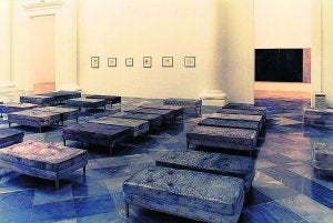 Una serie de colchones cubiertos por cartografías representativas del poder y la conquista del territorio. Obra de Guillermo Juitca ::
LP/