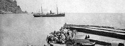 En el puerto, los emigrantes que iban a Argelia, a punto de embarcar en el vapor que les llevaría al norte de África. :: ARCHIVO ANTONIO CHORRO/