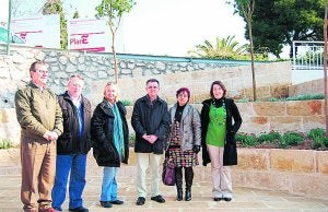 Los ediles y el alcalde, ante la nueva plaza de la Coma. ::
LP/