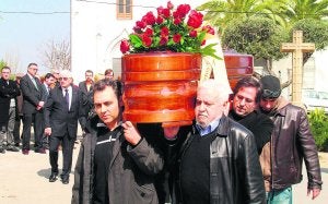 Artistas de la comarca portaron el féretro de Soria del Ayuntamiento a la parroquia. :: RAÚL MARTÍNEZ/