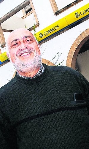 Francisco Pastor Español, ante el edificio de Correos. ::
JOSÉ IGLESIAS/