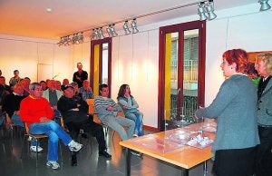 Las concejalas y los solicitantes, en el sorteo de las parcelas. ::
LP/