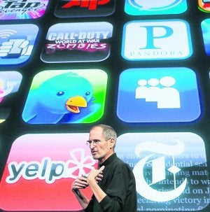 Las dotes de orador de Steve Jobs, nombrado 'CEO de la década', son siempre destacadas. :: AFP/
