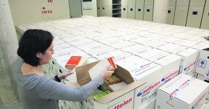 Una empleada de la Biblioteca desempaqueta ejemplares cedidos por Germà Colón. En total, 18 toneladas de libros. ::
LP/