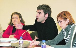 La concejala tránsfuga, Desi García, a la izquierda, durante un pleno. ::
FRANCISCO GARCÍA/