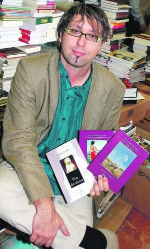 Carles Cortés muestra algunas de sus obras. ::
ROBERTO MILÁN/