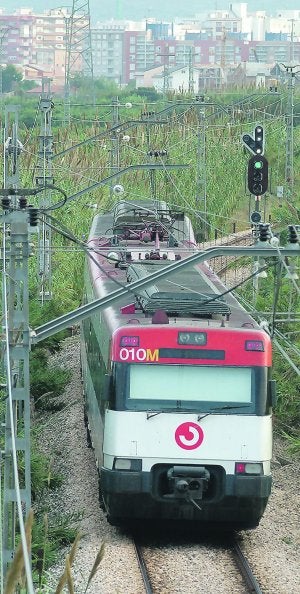 Un Cercanías en vía única a la salida de Gandia hacia Valencia. :: LP/