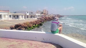Un hombre mira el mar en el paseo de El Puig, junto a las casitas de pescadores. ::
M.J.C./